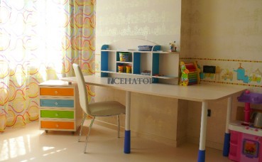 Стол на регулируемых металлических ножках в детскую комнату