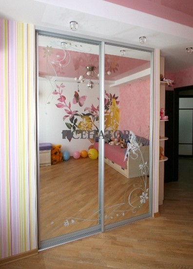 Шкаф в детскую комнату с рисунком на зеркале