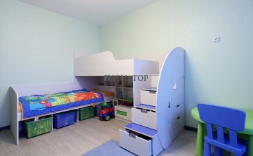 Двухъярусные детские кровати с лестницей из ящиков для игрушек