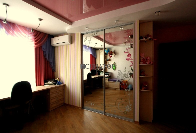 Двухстворчатый зеркальный шкаф-купе в комнату для девочки