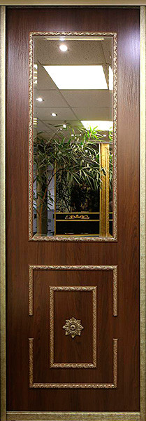 Дверь с профилем тона «Шанжан золото» и фасадом цвета «Бук тирольский шоколадный»