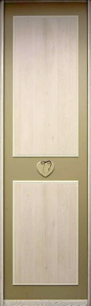 Дверь в бежевых тонах с декором в форме сердечка