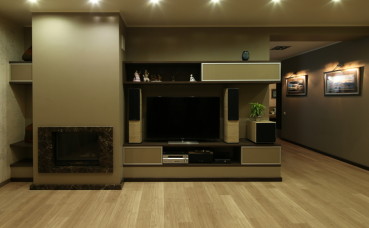 Мебельная стенка для ТВ и аппаратуры в гостиную комнату с камином