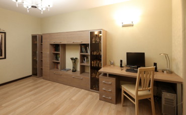 Мебельная стенка и компьютерный стол в домашний кабинет