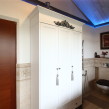 трех-створчатый отдельностоящий шкаф в ванную комнату на мансарде_0
