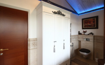 Трех-створчатый отдельностоящий шкаф в ванную комнату на мансарде