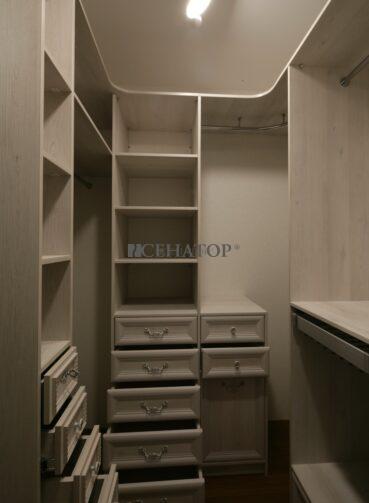 Мини-гардеробная комната в классическом стиле