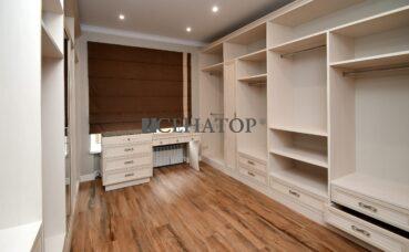 Гардеробная комната со шкафом и встроенной мебелью в классическом стиле