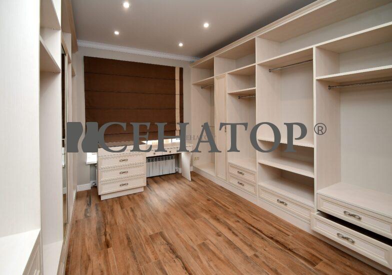 Гардеробная комната со шкафом и встроенной мебелью в классическом стиле