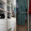 угловой шкаф-гардероб в светлых тонах с выдвижным зеркалом_1