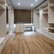 гардеробная комната со шкафом и встроенной мебелью в классическом стиле_2