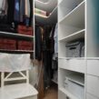 угловой шкаф-гардероб в светлых тонах с выдвижным зеркалом_2