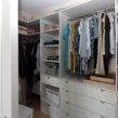 угловой шкаф-гардероб в светлых тонах с выдвижным зеркалом_0