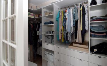 Угловой шкаф-гардероб в светлых тонах с выдвижным зеркалом