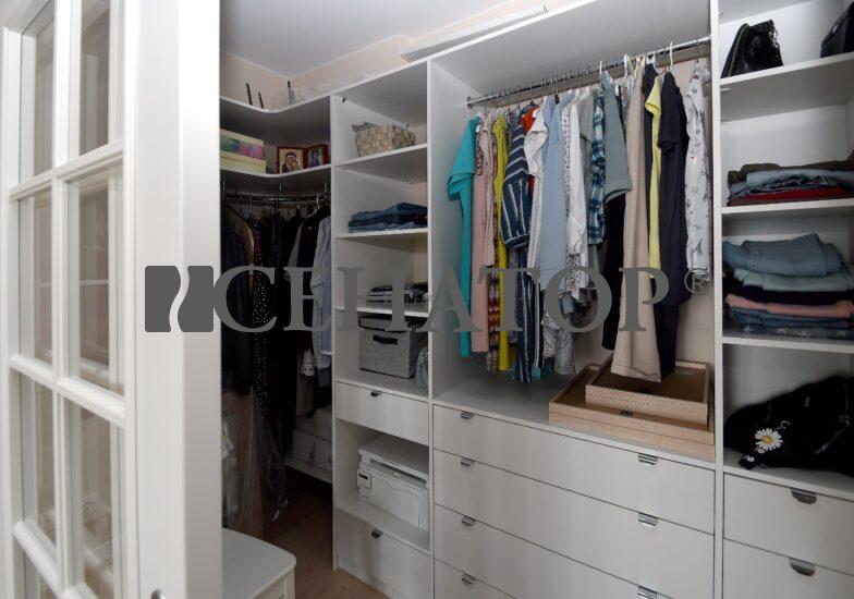 Угловой шкаф-гардероб в светлых тонах с выдвижным зеркалом